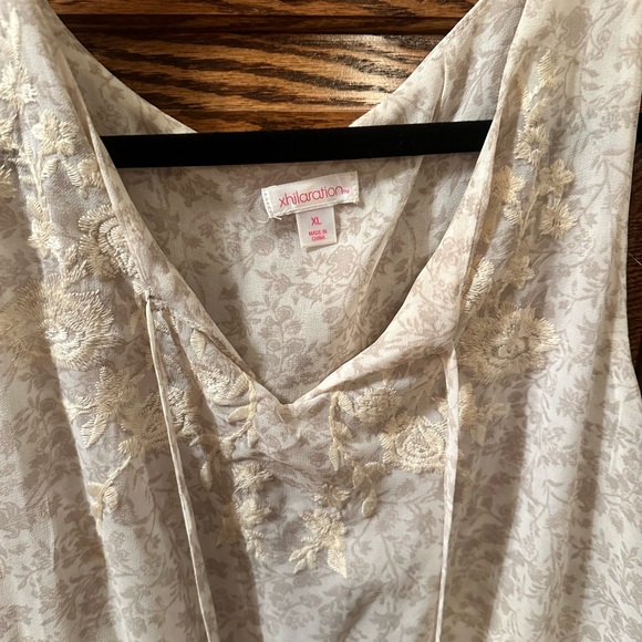 Cream floral layered dress - Picture 2 of 5